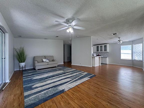 4th image of 25 Winthrop Ln