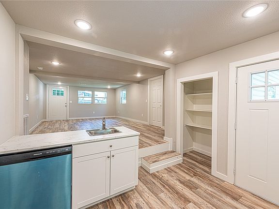 5th image of 314 Missouri St