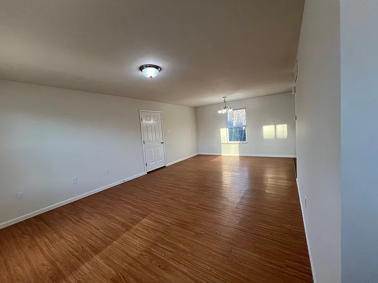 3 Bedroom 2 bath 2 car garage house — Photo 17
