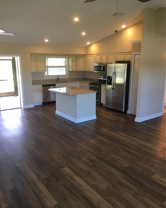 1st image of 1401 SE Airoso Blvd