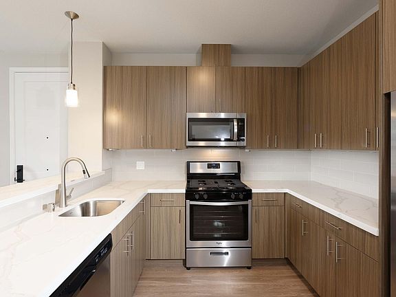 2nd image of 1113 Baywood Dr #258