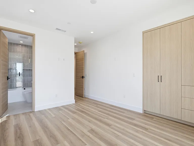 5821 Kester Ave — Photo 8