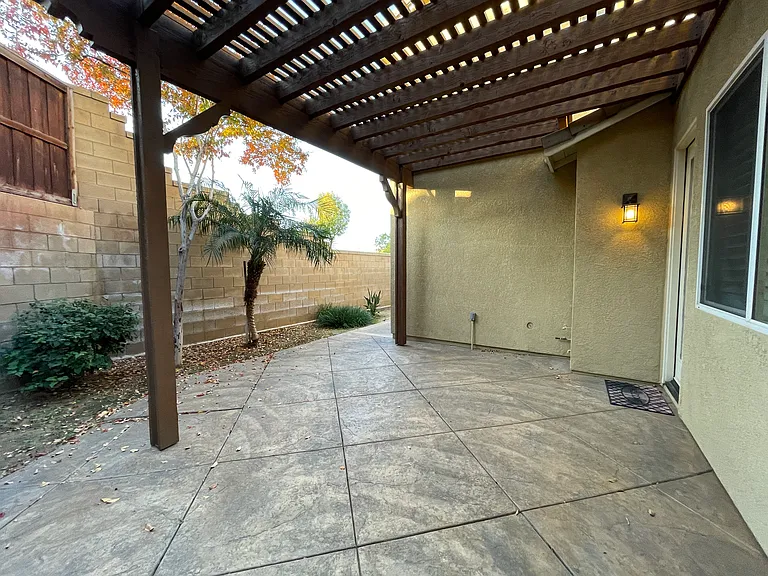 57 Crocus St — Photo 23