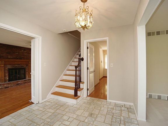 3rd image of 8573 Sturbridge Dr