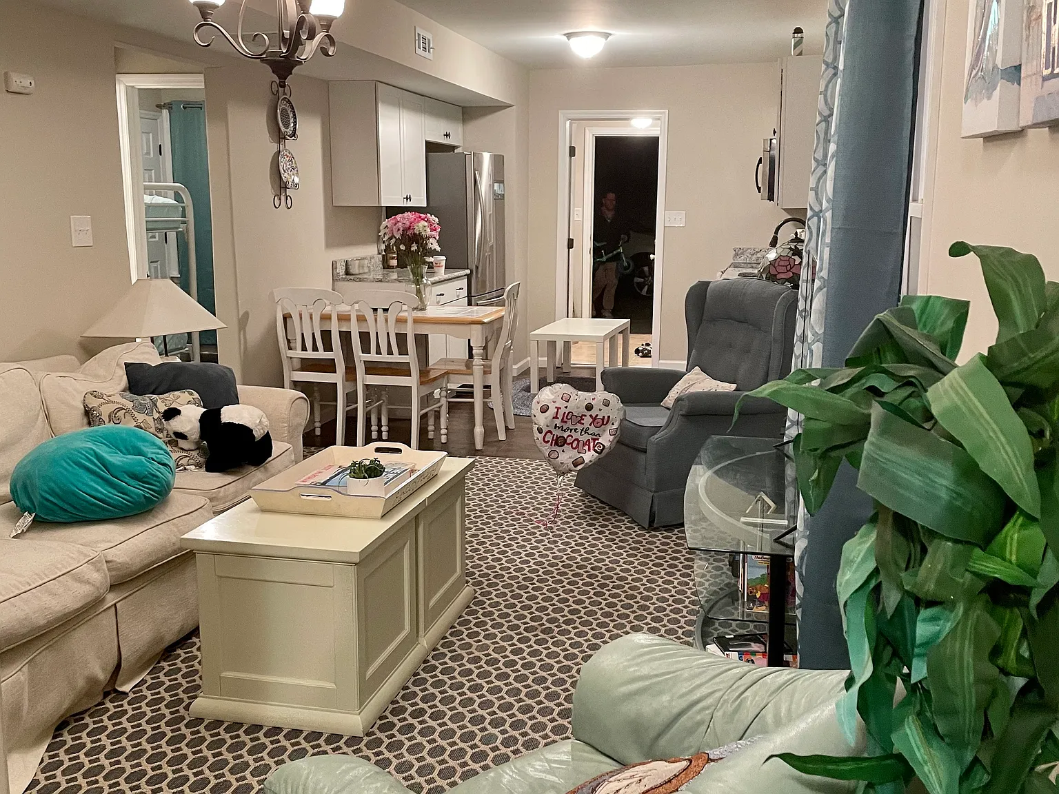 3 bed, 1100 sqft, $2,200 — Photo 3