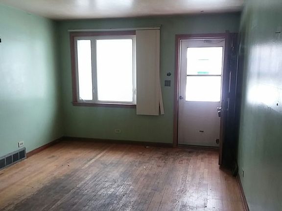 3rd image of 1112 Argyle St