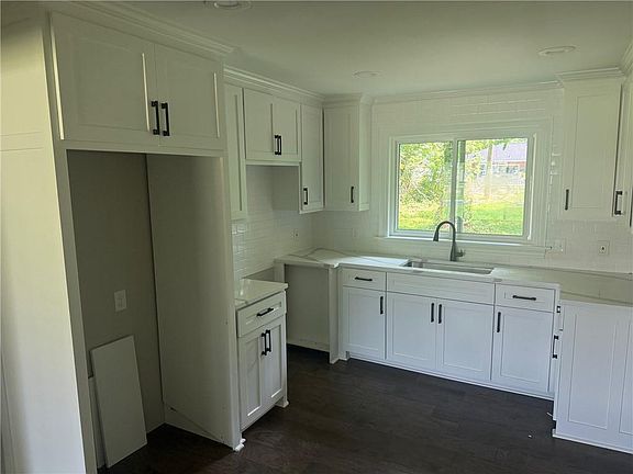 2nd image of 4554 Hollywood St