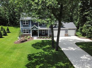 8755 Camelot Dr NE, Rockford, MI 49341