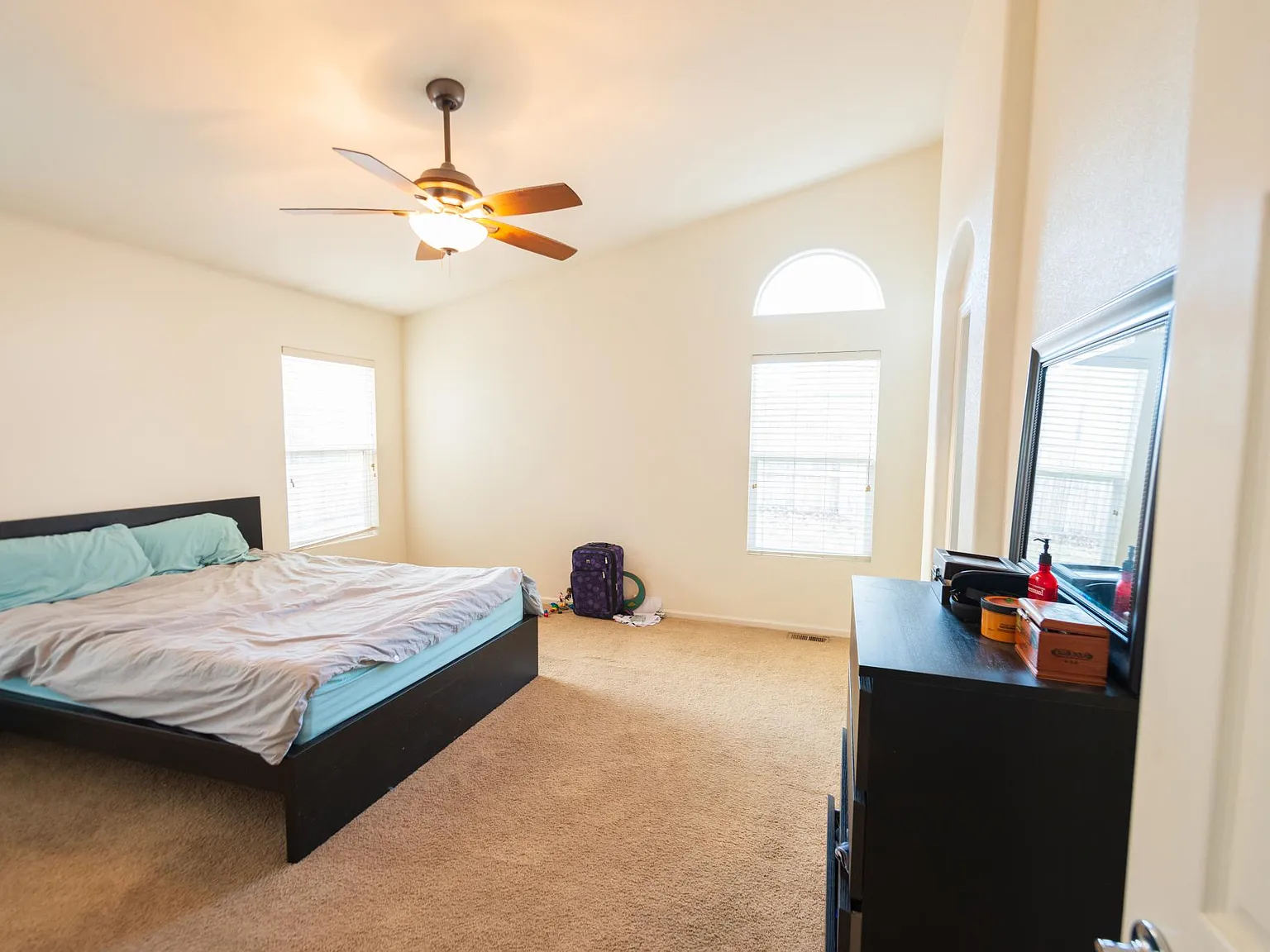 3 bed, 3400 sqft, $3,200 — Photo 3