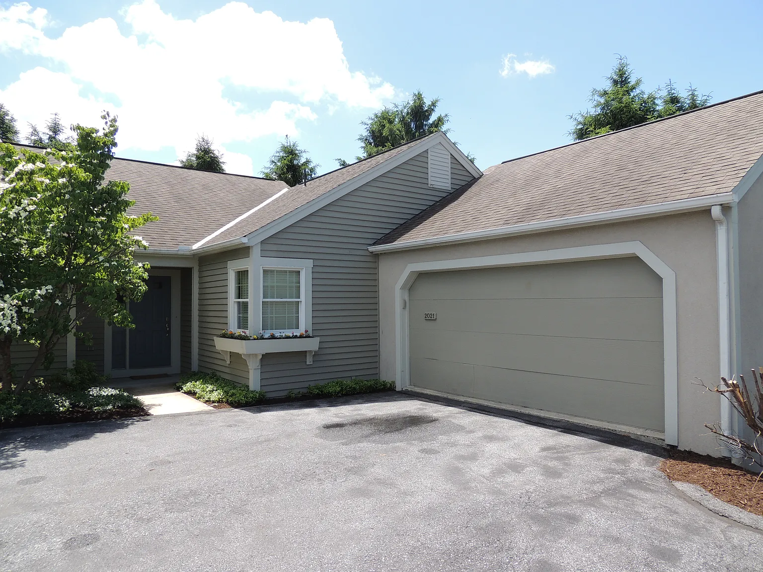 2021 Meadow Gln photo 1
