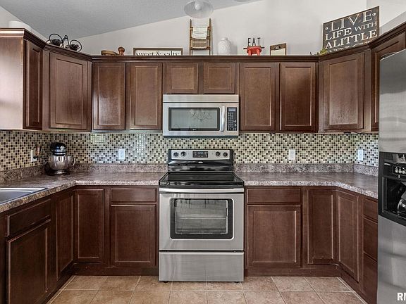 3rd image of 14 W Village Cir