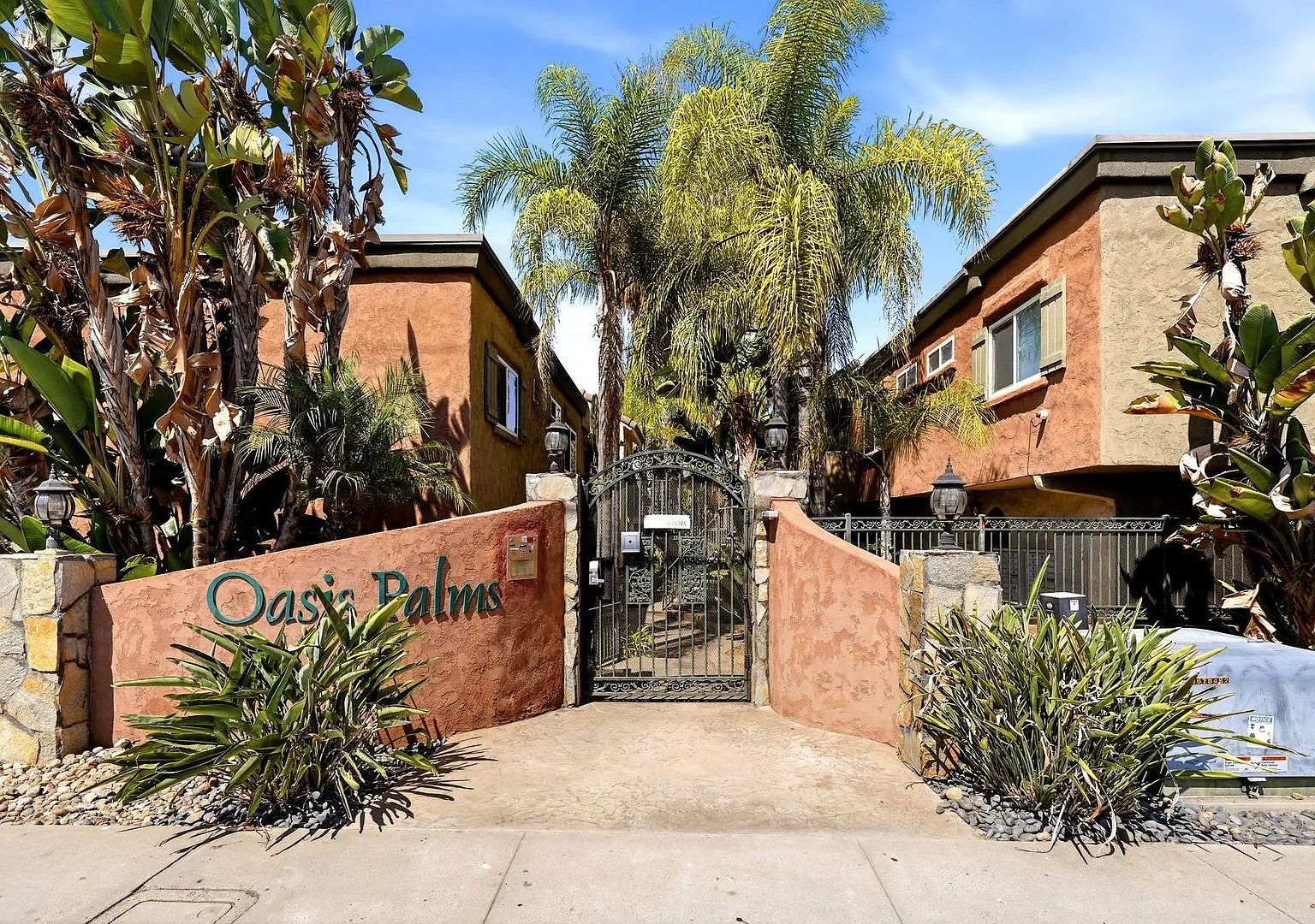 Completely Upgraded 3 Bedroom 2 Bath Condo W/ Laundry And Garage. Must See — Photo 1