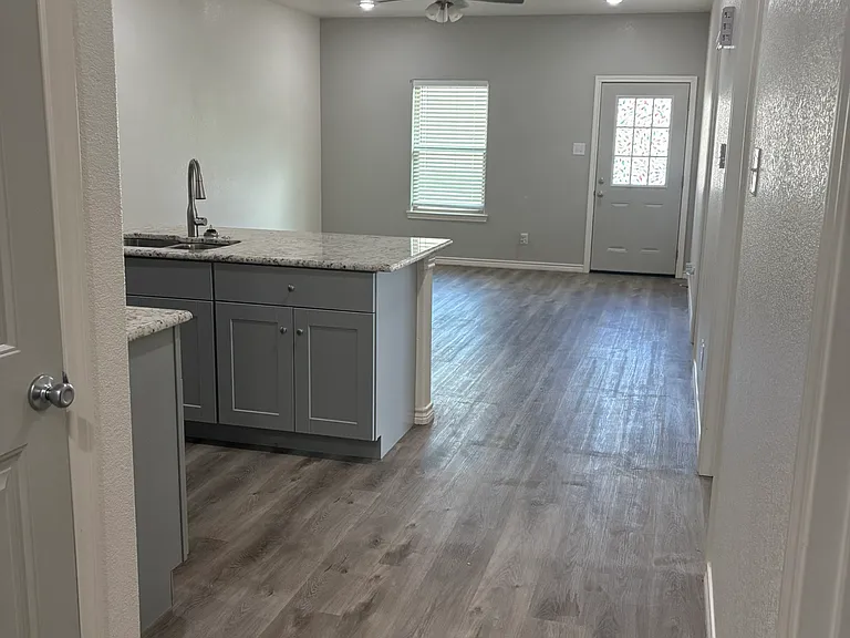 111 E Hamilton St — Photo 12