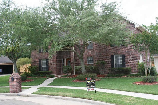 Look at this beatiful cul-de-sac home in Friendswood ISD on a HUGE lot.