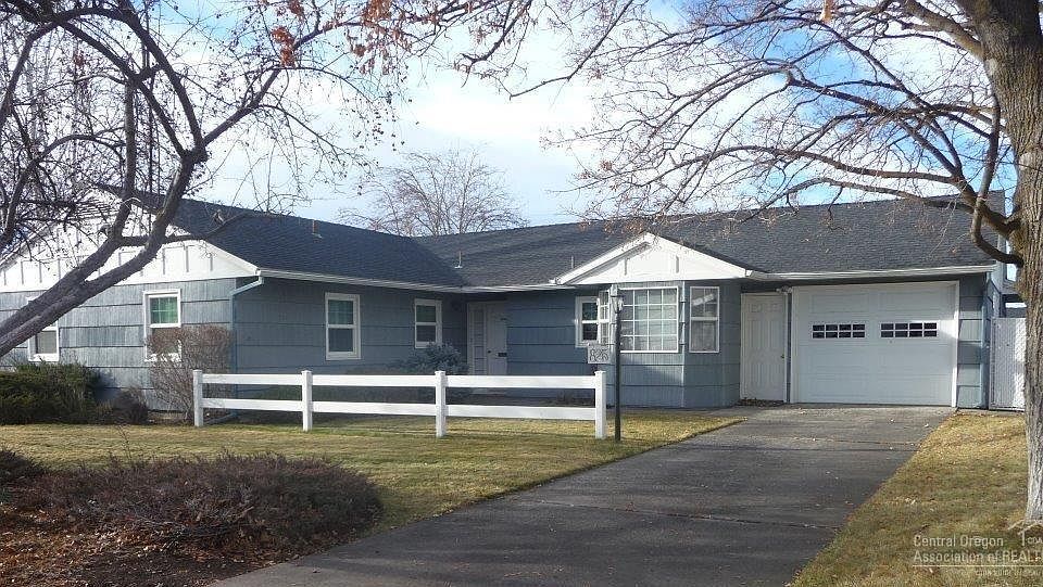 1st image of 825 NE Crest Dr