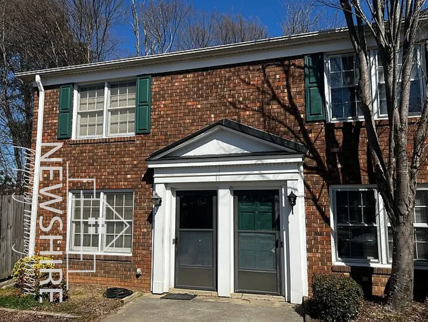Charming 2-bedroom 1.5 Bathroom — Photo 1