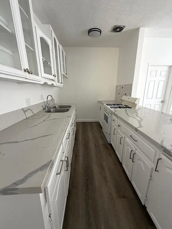 3 bed, 1.0 bath, 900 sqft, $2,895 — Photo 4