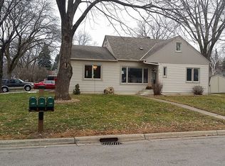 889 Lovell Ave, Roseville, MN 55113