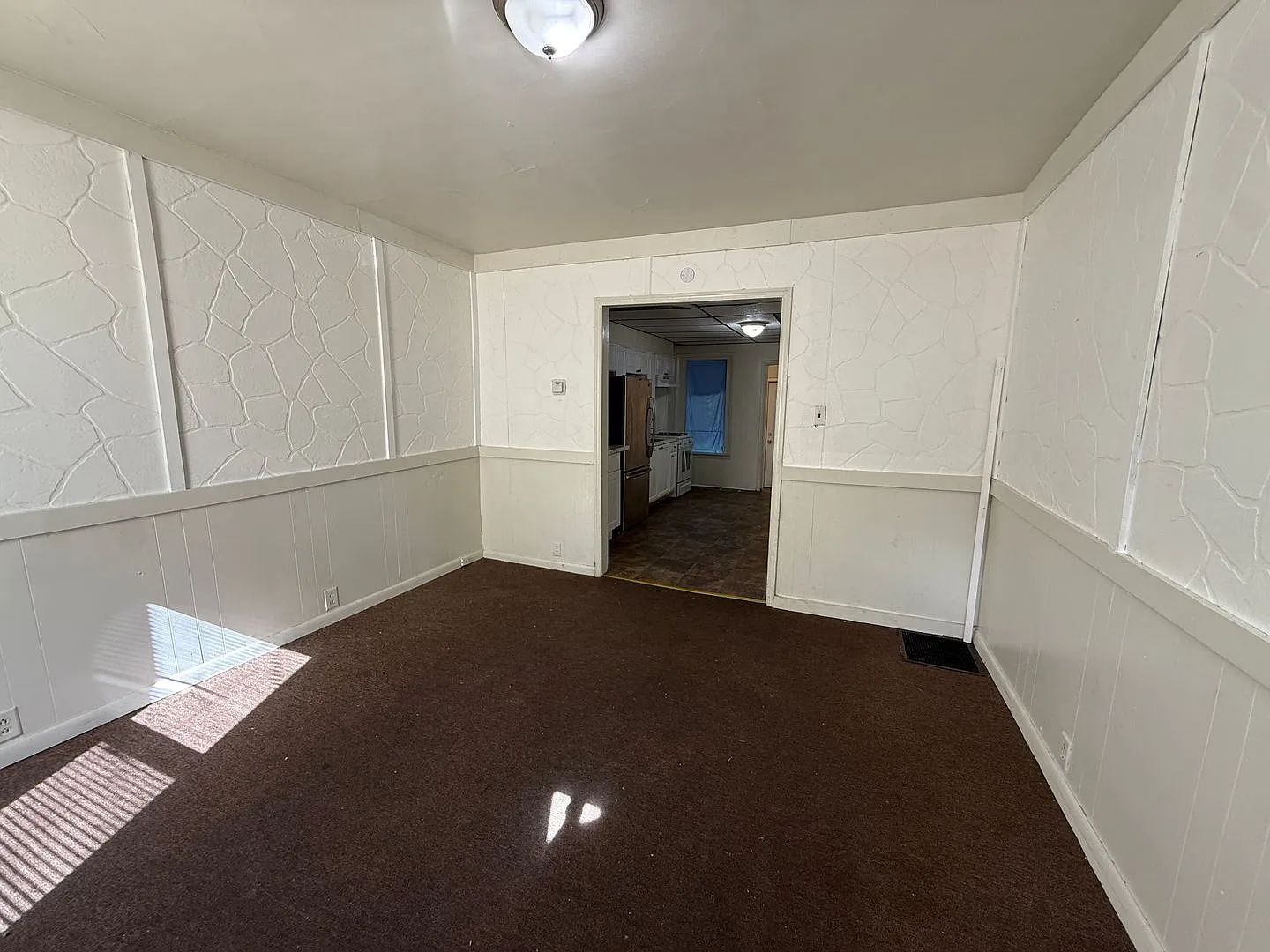 Spacious 4-bedroom, 1-bath brick home conveniently located in Allentown. — Photo 2