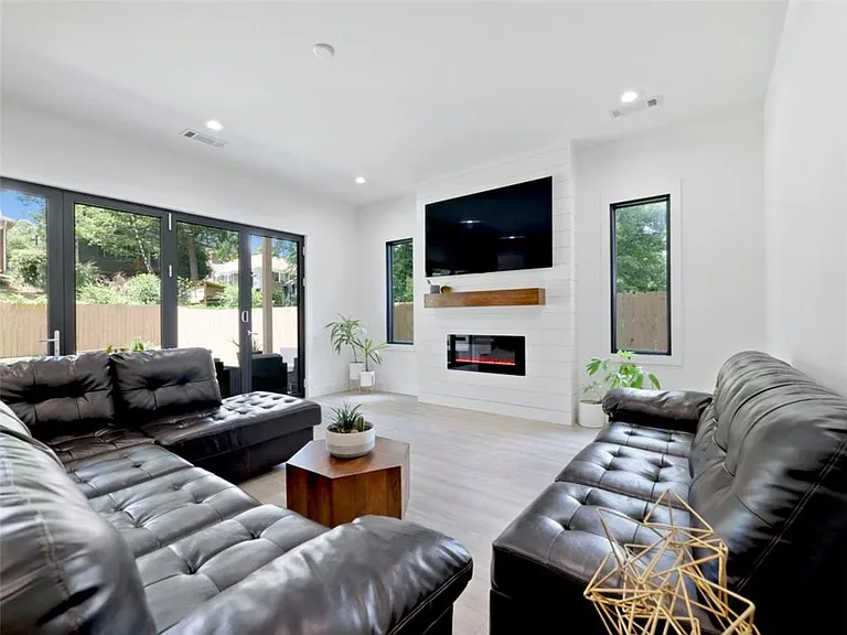 379 Enota Pl SW — Photo 15