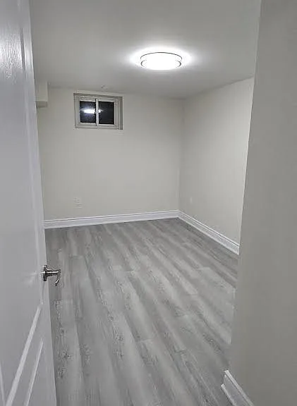 27 Brookdale Cres W #BASEMENT — Photo 4