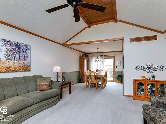 5th image of 121 Arapahoe Ct