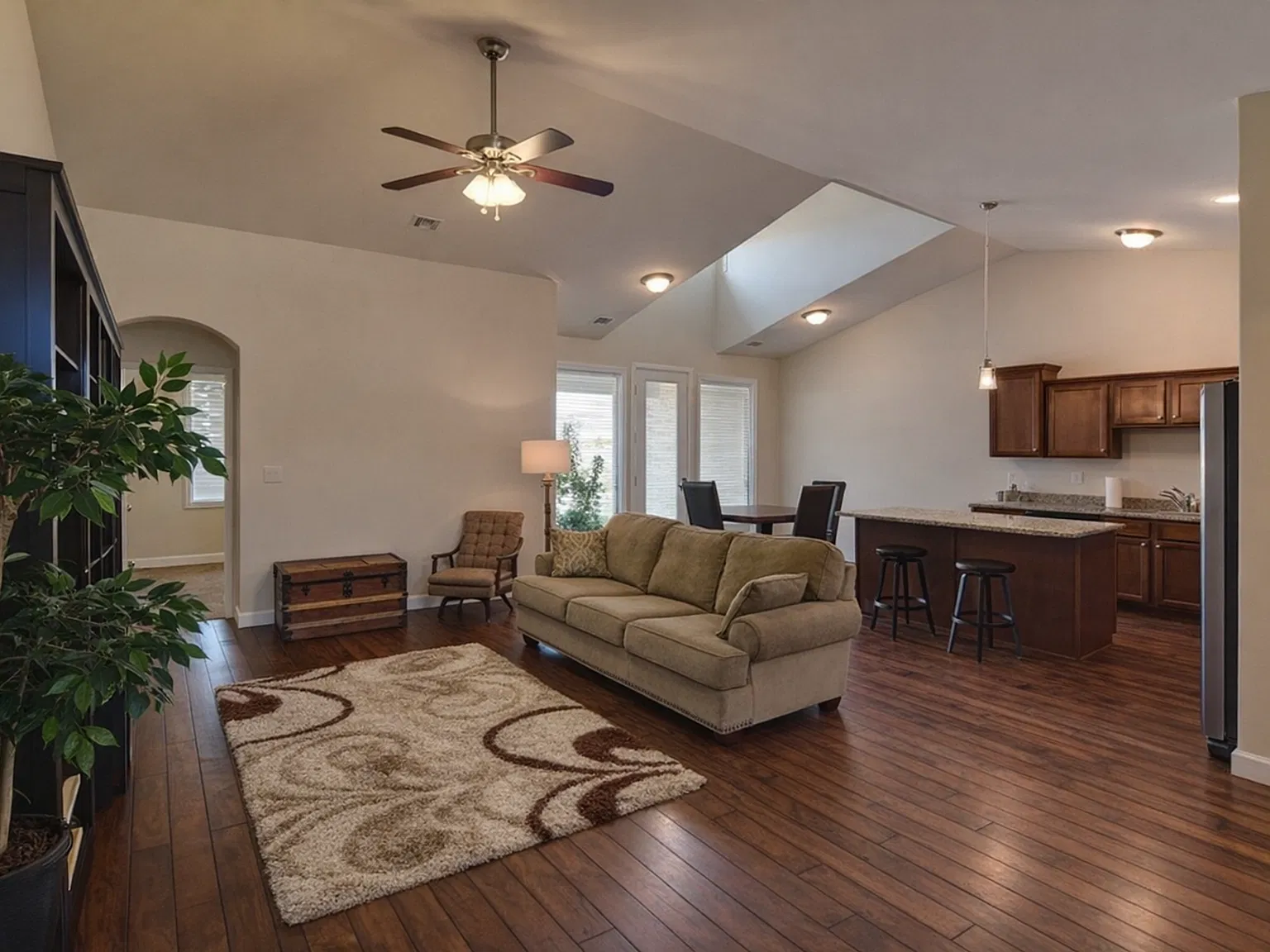 Upscale 3 bedroom Townhome in Prestigious Grande Mere — Photo 3