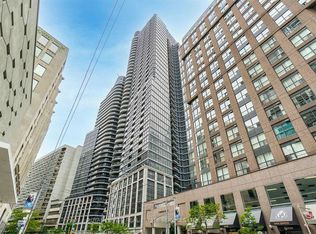 21 Carlton St #4101, Toronto, ON M5B 1L3