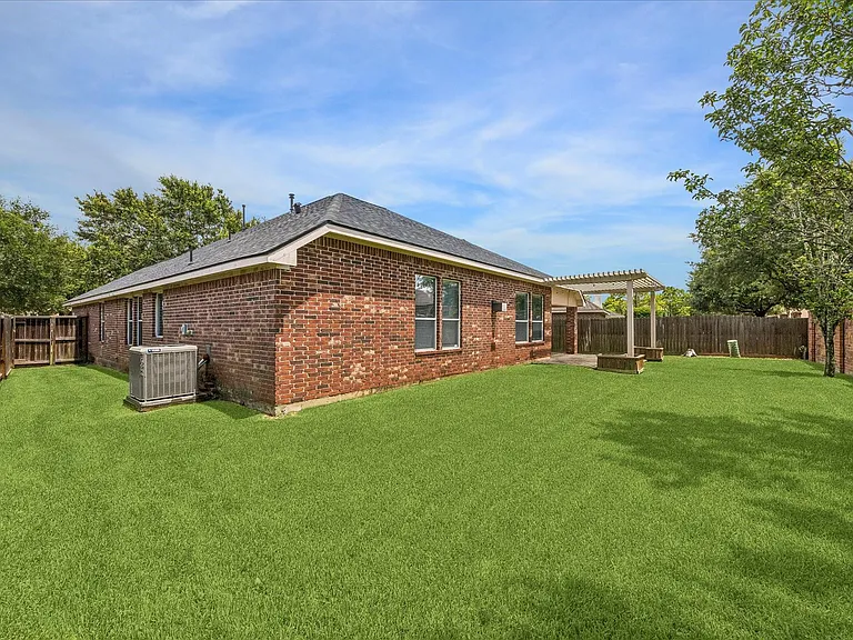 2821 Chinaberry Park Ln — Photo 17
