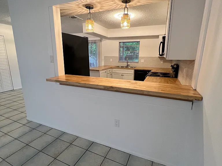 923 Royal Palm Dr — Photo 4