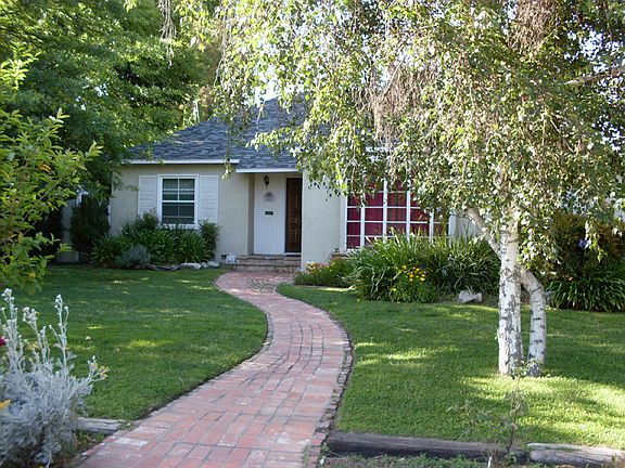 FRONT HOUSE - Where owner lives. Only way to get to guest house is side gate. Very private.
