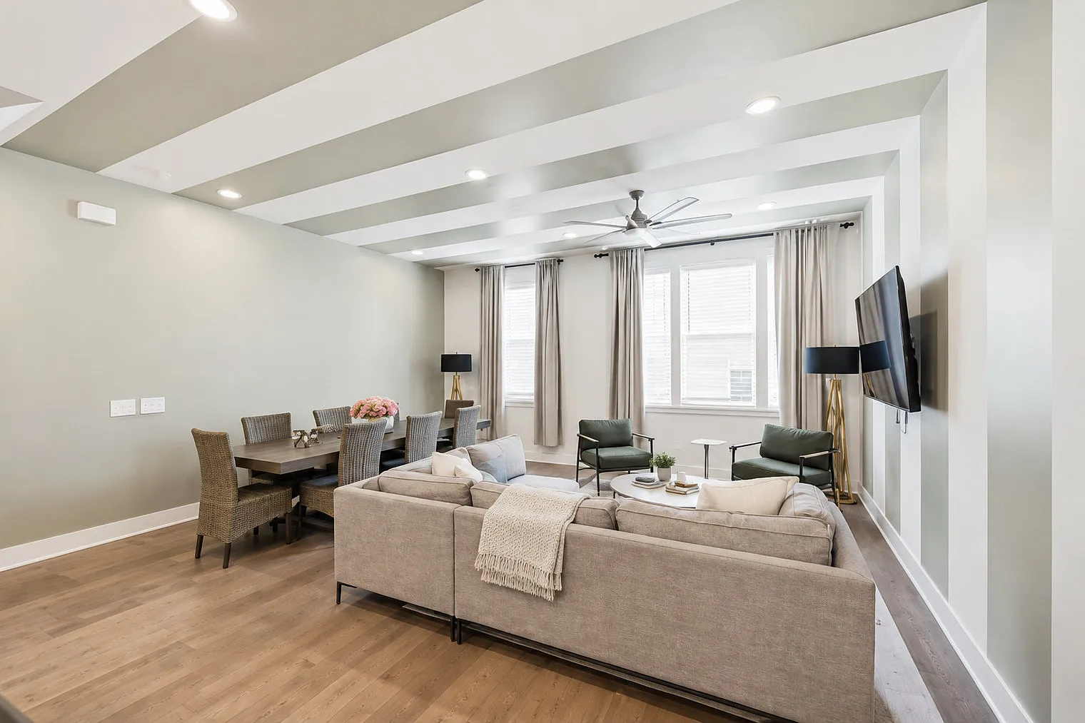 12 bed, 12.0 bath, 6200 sqft, $16,588 — Photo 3