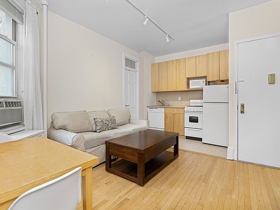 3rd image of 140 W 71st St APT 8F
