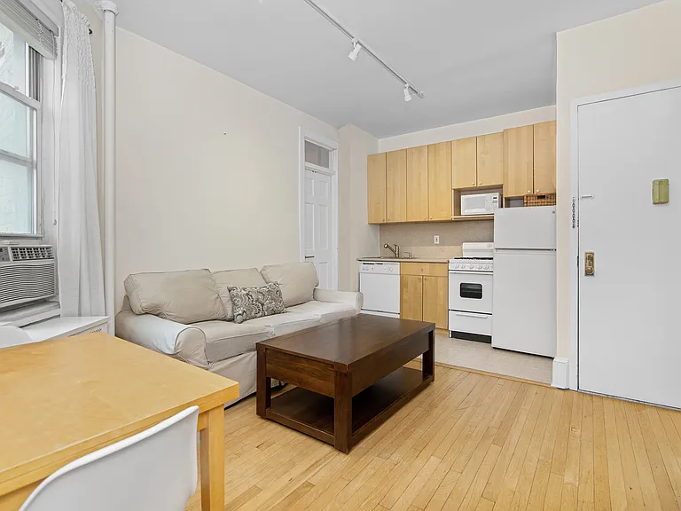 140 W 71st St #F8 — Photo 1