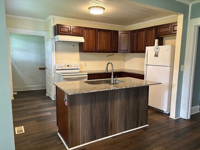 825 Dixon Ave — Photo 8