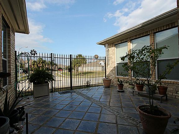 3rd image of 302 Marina Oaks Ct