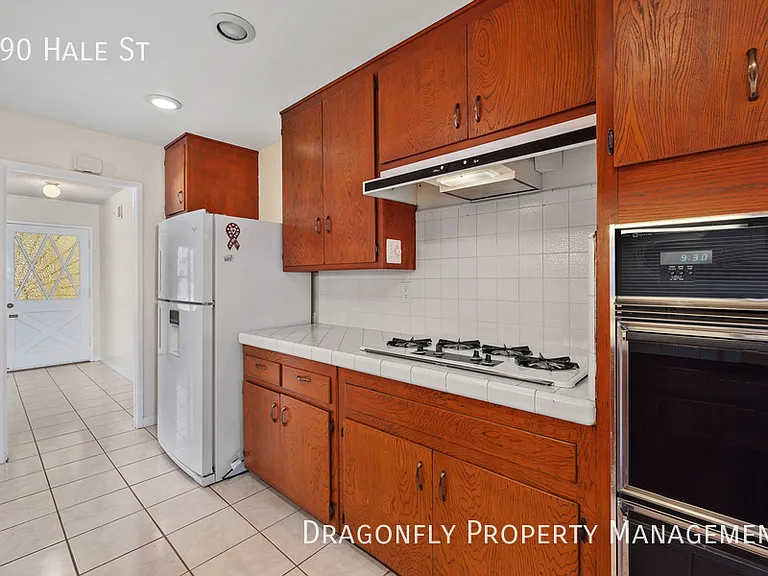 490 Hale St — Photo 14