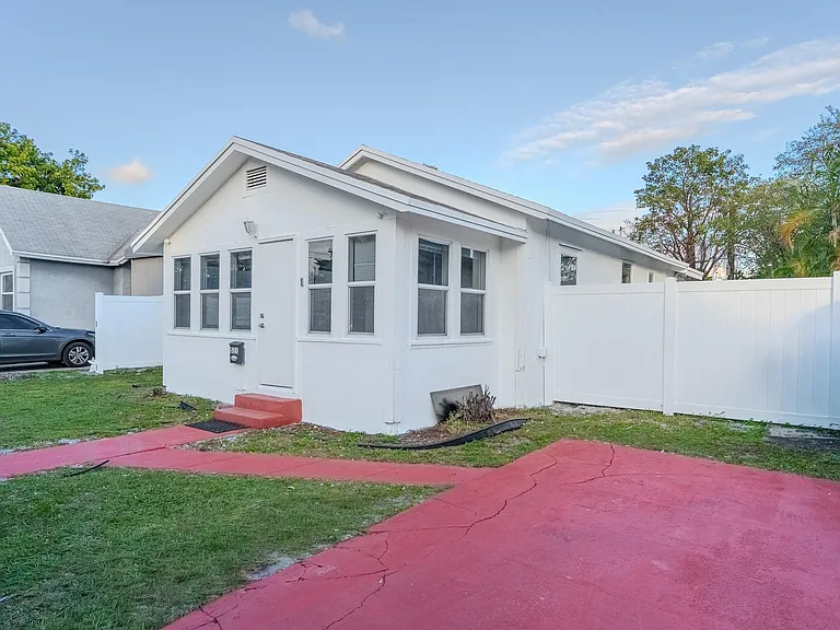 521 S 24th Ave — Photo 1
