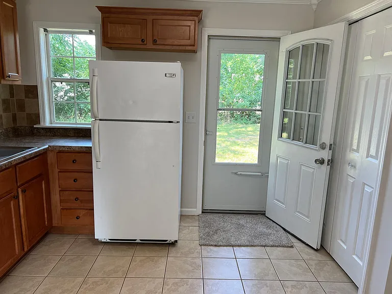 915 Shumway Ave — Photo 5