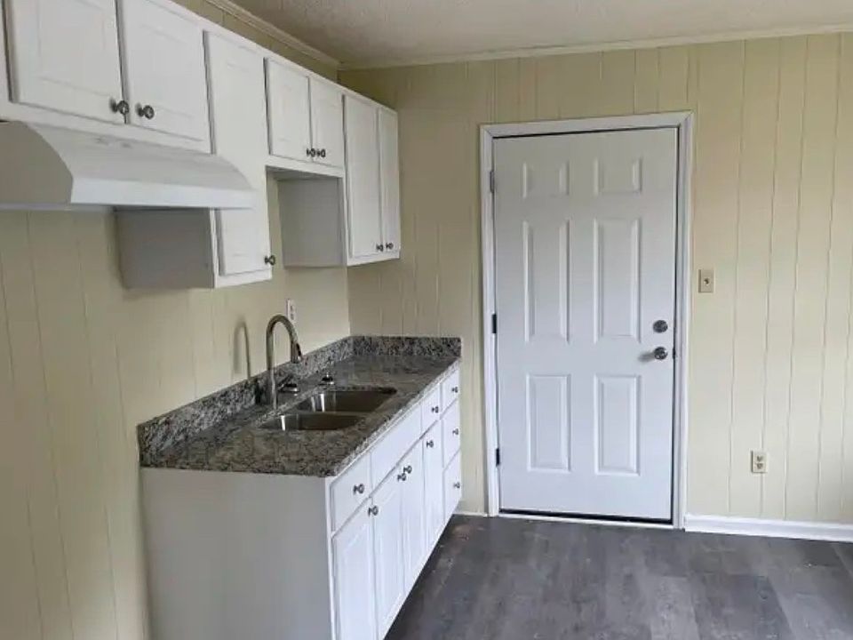 2nd image of 102 E Nash St