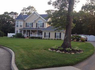 8 Hillcrest Ln, Ridge, NY 11961