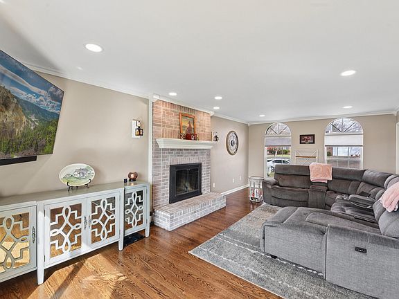 5th image of 2225 Forest Lawn Dr