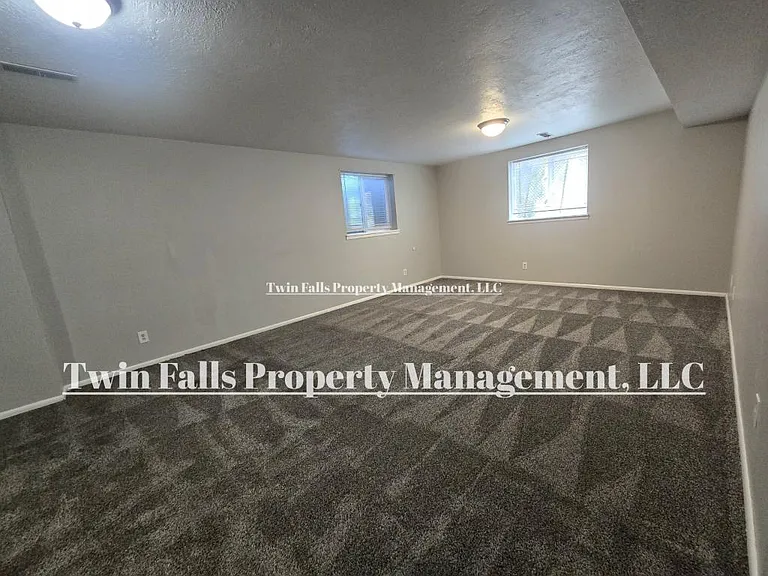 256 Crestview Dr — Photo 18