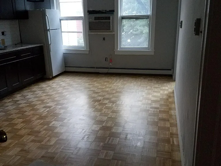 Renovated large eatin Kitchen