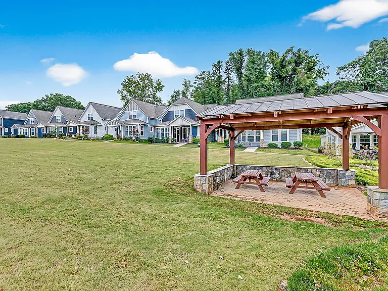 18 Cottage Knoll Cir — Photo 46