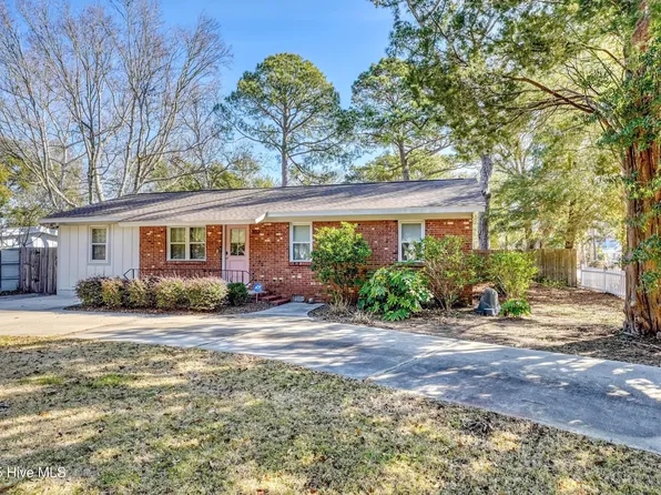 302 E Leonard Street, Southport, NC 28461