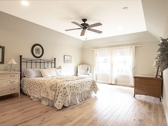 3rd image of 37 Oak Run