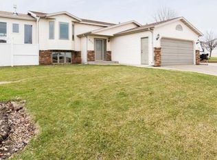 905 Lohstreter Rd, Mandan, ND 58554