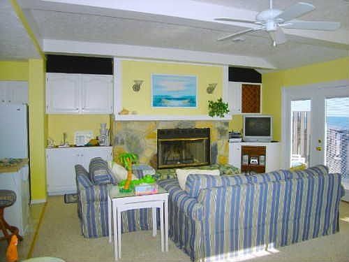 Fireplace & Wet Bar in Great Room