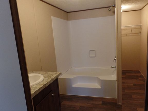 5th image of 379 Bayhead Dr